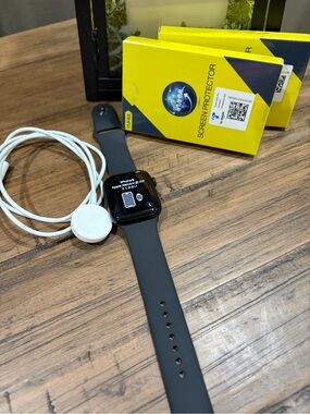 Apple Watch SE 44 mm GPS with Black Silicone Band, charger and screen protectors